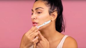 zUboWLi7-huda_beauty_dermaplaning-1-1200x675